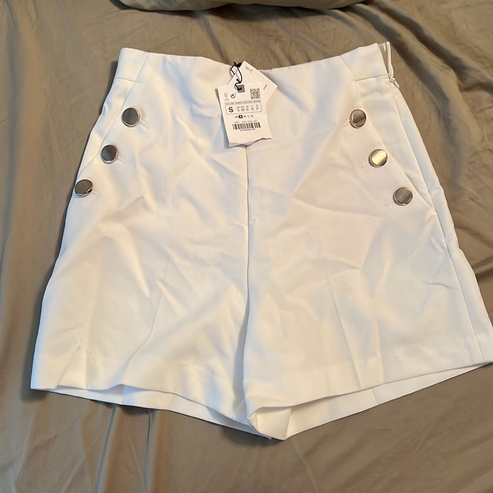 Zara white shorts with buttons and side zipper